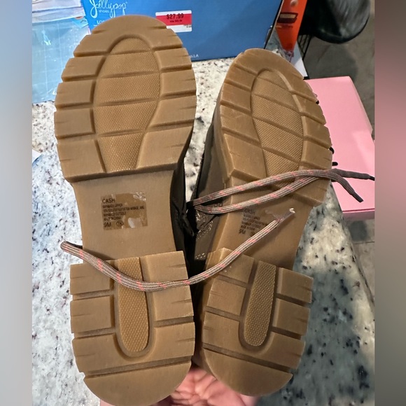 Last One! Woman’s Olive Nubuck Boot. Size 9 - Picture 6 of 11